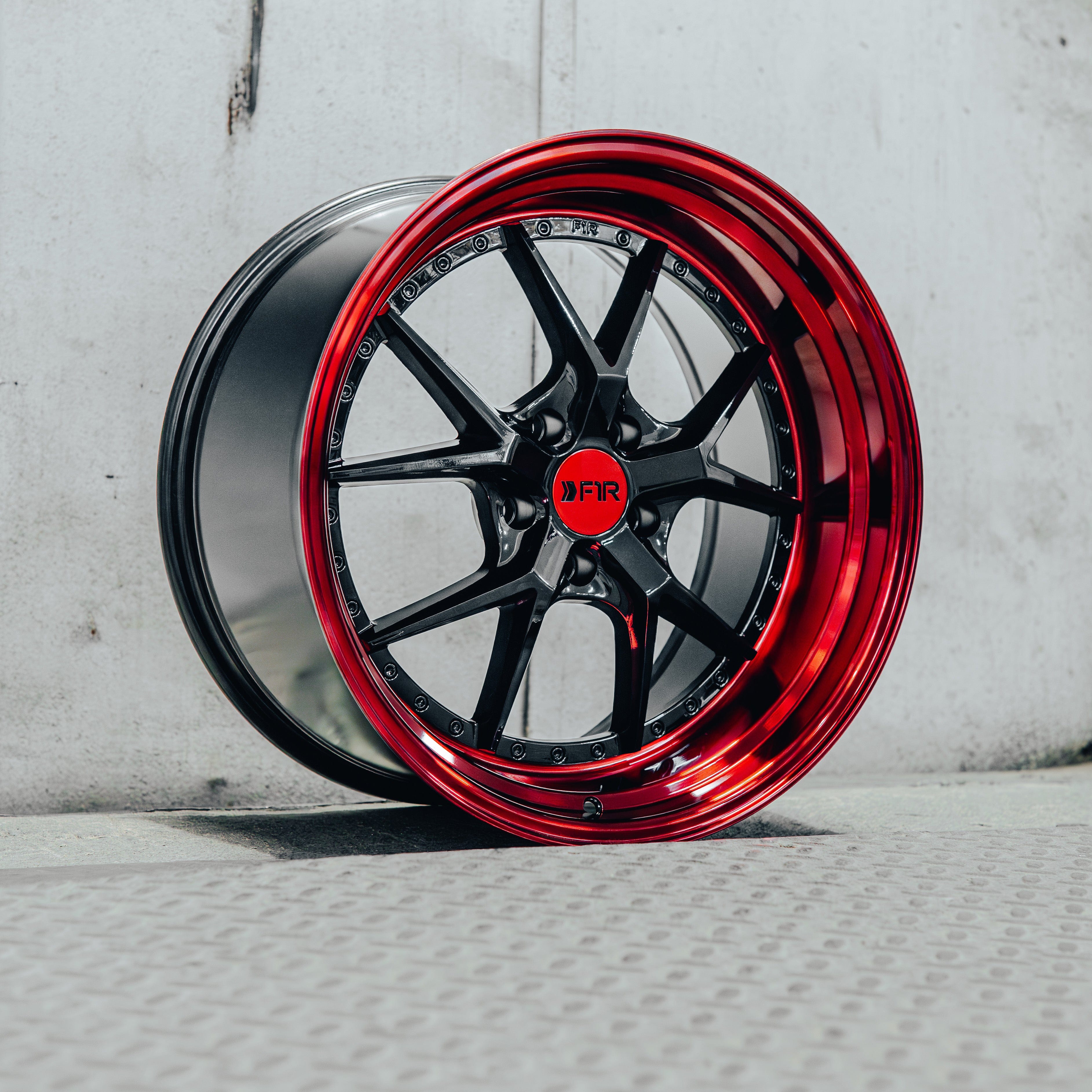 F1R  F105 Gloss Black / Red Lip